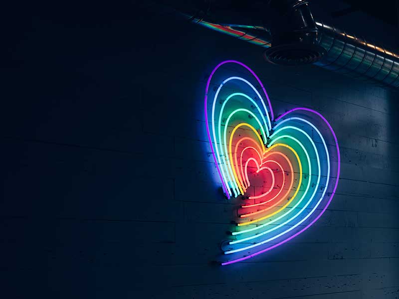 Ett hjärta i neon och kanske en dejtare i mörkret?